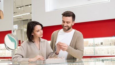 «585*ЗОЛОТОЙ» увеличила товарооборот на 20% за счет сообщения о деноминации бонусных баллов