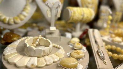 Янтарный комбинат представил более 3 тысяч украшений на выставке художественных промыслов