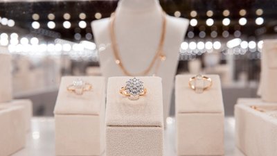 Четверть российских мужчин не знает, на какой палец надевать помолвочное кольцо