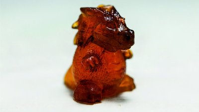 Янтарный комбинат Ростеха выпустил символ 2024 года из «солнечного камня»