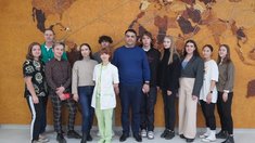 На Янтарном комбинате обучили обрабатывать балтийский самоцвет студентов из Екатеринбурга