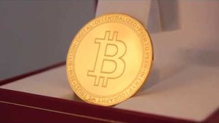 Видео позолоченной монеты Биткойн