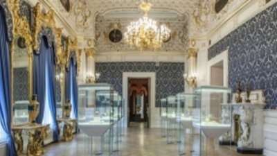 Роскошная коллекция ювелирных украшений Фаберже в Санкт-Петербурге открыта для широко доступа