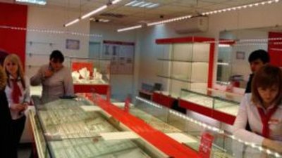 Бриллианты грязной воды и самоварное золото: Что за изделия продают в популярных сетевых ювелирных магазинах?