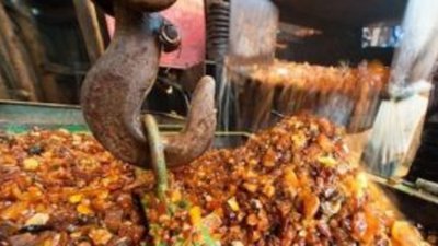 Переработчики жалуются на низкое качество янтаря