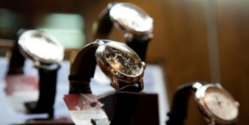 Российский потребитель полюбил поддельные швейцарские часы