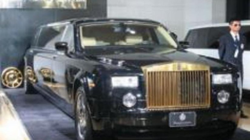 Rolls-Royce Phantom украсили золотом и серебром