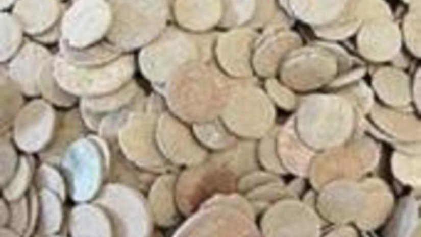 Строители распродают старинные монеты
