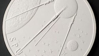 Чешский монетный двор выпустил серебряную монету с изображением первого в мире искусственного спутника Земли