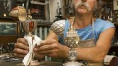 Михаил Смаглюк поместил в расписное яйцо фигурку