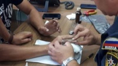 Сила титана: Белгородские спасатели за полтора часа сняли кольцо с пальца мужчины