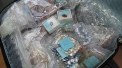 Российский турист пытался ввезти на родину 27 килограммов драгоценных камней