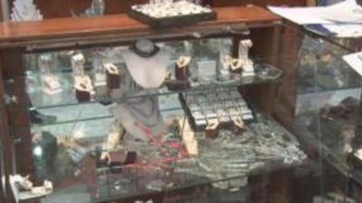 В Красноярске обворовали ювелирный магазин