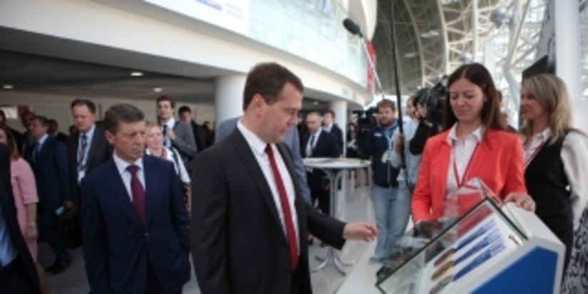 Дмитрий Медведев высоко оценил медали для Сочи 2014 на Международном инвестиционном форуме