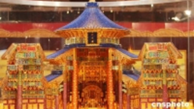 Модель Храма неба из 200 тысяч драгоценных камней