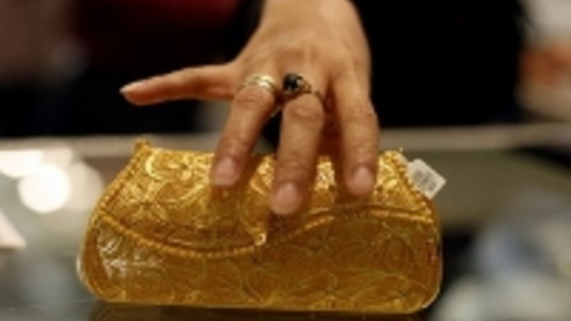 На ювелирной выставке в Джакарте представлена сумочка для мобильного телефона из чистого золота