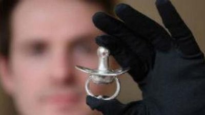 Британские ювелиры изготовили самую дорогую в мире соску