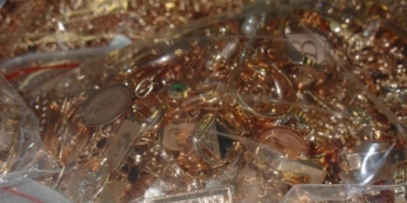 В поезде "Бишкек-Москва" пограничники нашли пять килограммов контрабандных золотых украшений