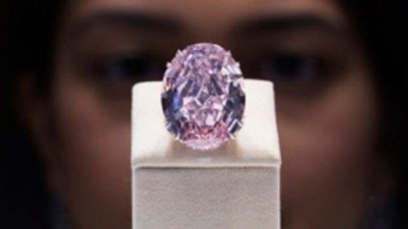 Покупатель крупнейшего розового бриллианта не смог расплатиться