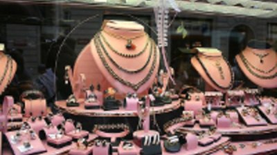 Мошенницы обокрали ювелирный с помощью "куклы"