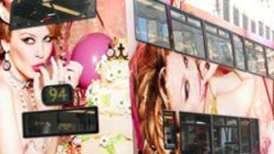 Кайли Миноуг рекламирует драгоценности из автобуса