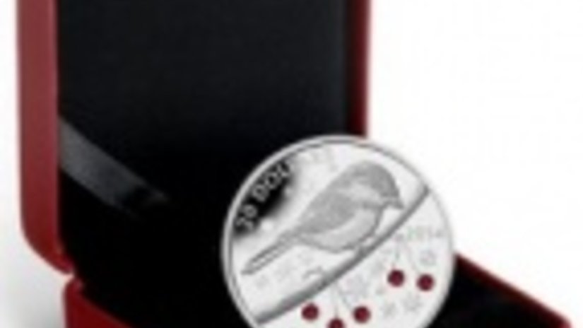 На монете «Синица и ягоды» есть вставки - кристаллы Сваровски
