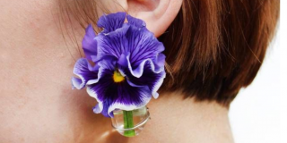 Модные украшения 2018: Крошечные вазы с живыми цветами в ушах