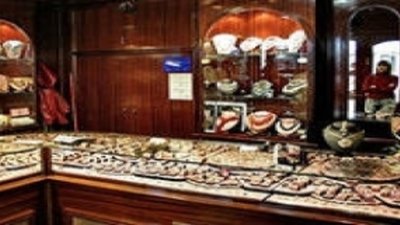 Из-за невнимательности продавщицы мужчина украл два перстня на 1 млн рублей