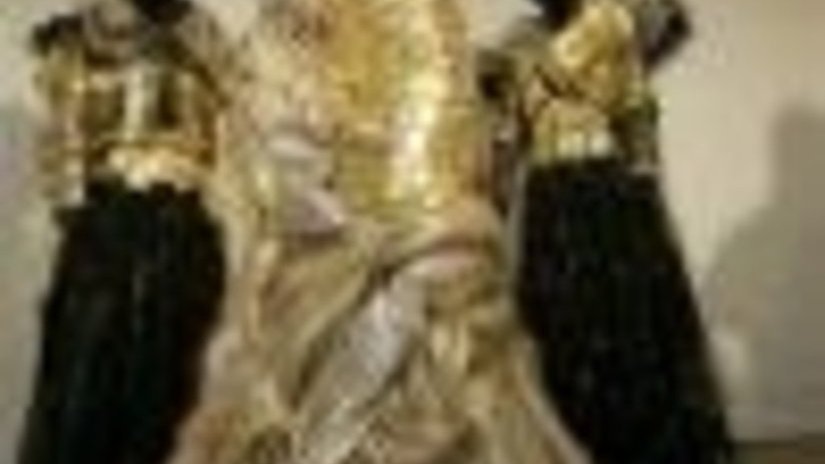 Платье, покрытое золотыми монетами, показали в Токио