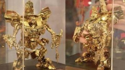 Золотые фигурки трансформеров были представлены на выставке в Гонконге