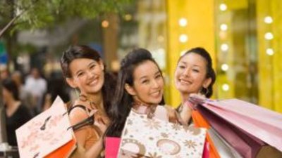 Состоятельные китайцы не намерены сокращать расходы на покупку товаров класса "люкс"