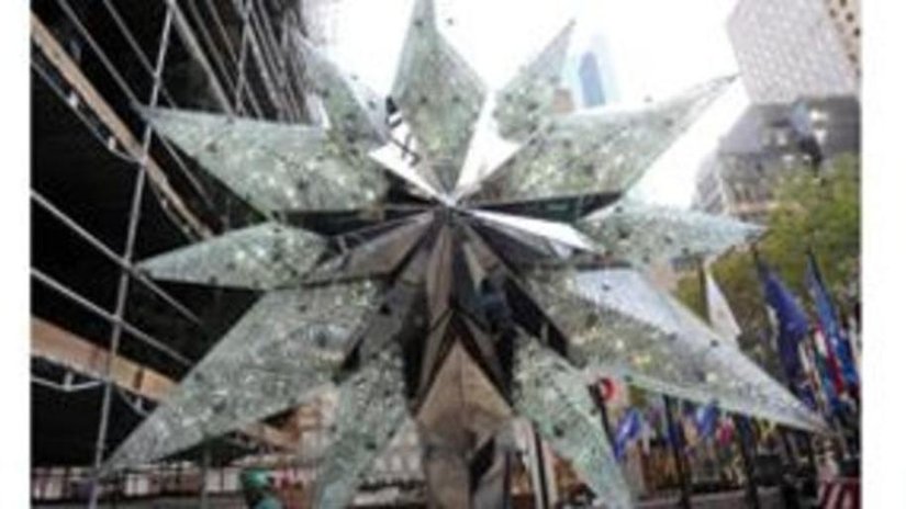 В Нью-Йорке выставлена огромная рождественская звезда от Сваровски