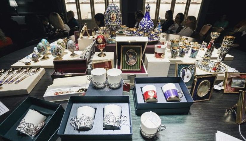 «Русские самоцветы» представили в Сочи роскошную коллекцию эмалево-филигранной посуды и столового серебра