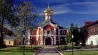 Купола Иверского монастыря покрываются золотом