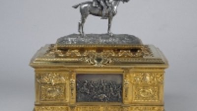 Во Владимир привезли драгоценные табакерки и медальоны