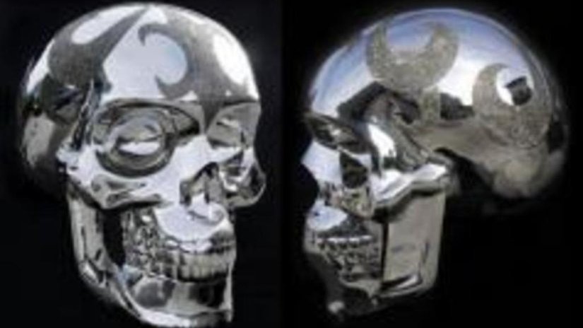 В Нью-Йорке демонстрируют череп с кристаллами Swarovsky