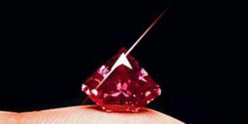 Найден уникальный розовый алмаз в 12 карат