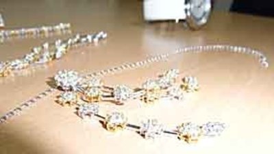 В аэропорту Астрахани задержана партия товаров и ювелирных изделий