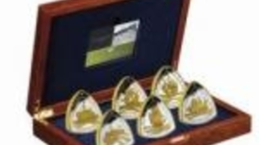 Аваль начал продажу наборов треугольных серебряных и золотых монет "Бермудский треугольник"