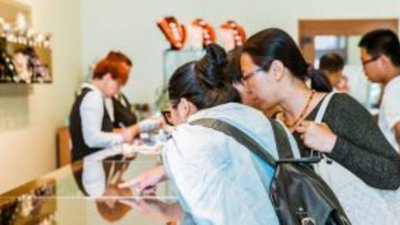 Из каких стран едут в Россию туристы и что здесь покупают