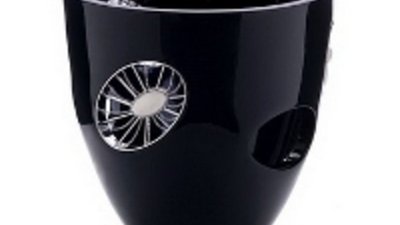 Пластиковая ваза, украшенная бриллиантами, завоевывает пространство роскоши