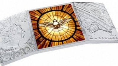 Монету-триптих отличает уникальная техника изготовления