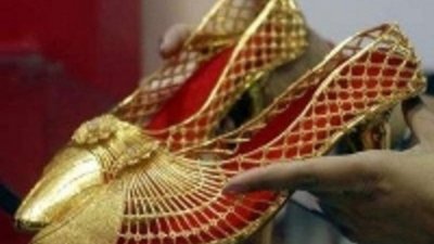 Золотые туфли на выставке в Индии