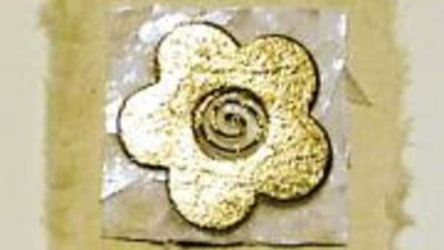 Красноярские ювелиры создали открытки из золота