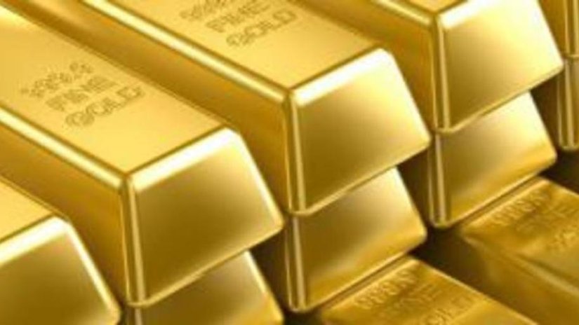 Цена на золото снижается из-за повышения в Индии ввозных пошлин на этот металл