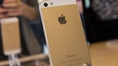 «Золотой» iPhone 5S раскупают в Москве втридорога