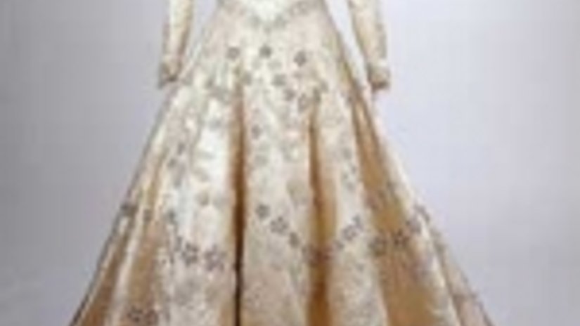 Расшитое жемчугом платье и драгоценности королевы - на выставке в Букингемском дворце