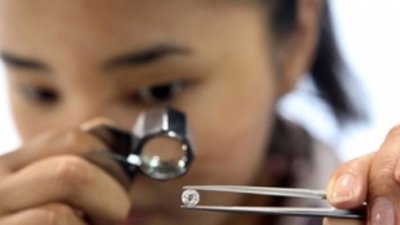 ЛУКОЙЛ может нанять бывшего руководящего сотрудника BHP продавать алмазы