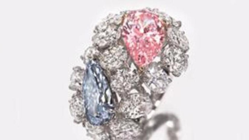 На аукционе в Гонконге продадут кольцо с розовым и голубым бриллиантами