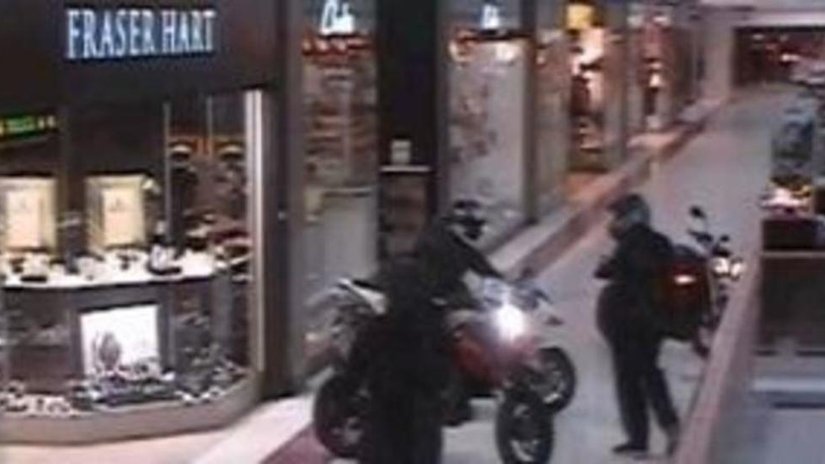 В Лондоне банда мотоциклистов ограбила ювелирный бутик